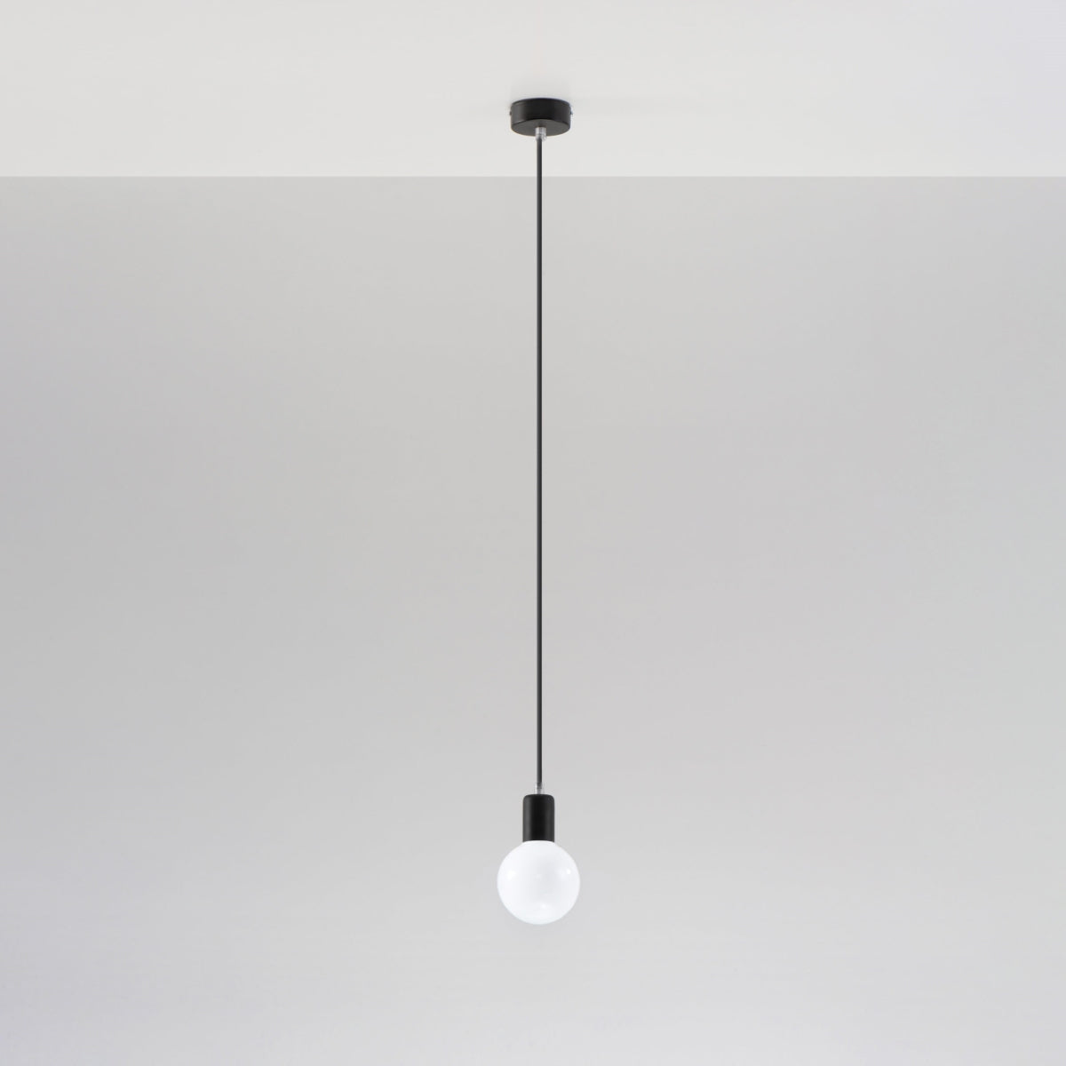 Klassische minimalistische schwarze Hängelampe