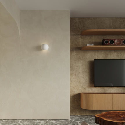 Wandleuchte Globe aus glänzend weißer Keramik