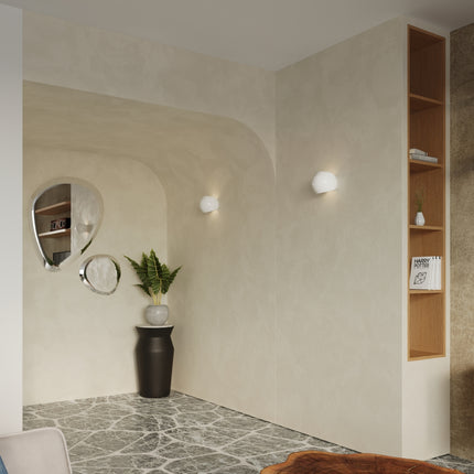 Wandleuchte Globe aus glänzend weißer Keramik