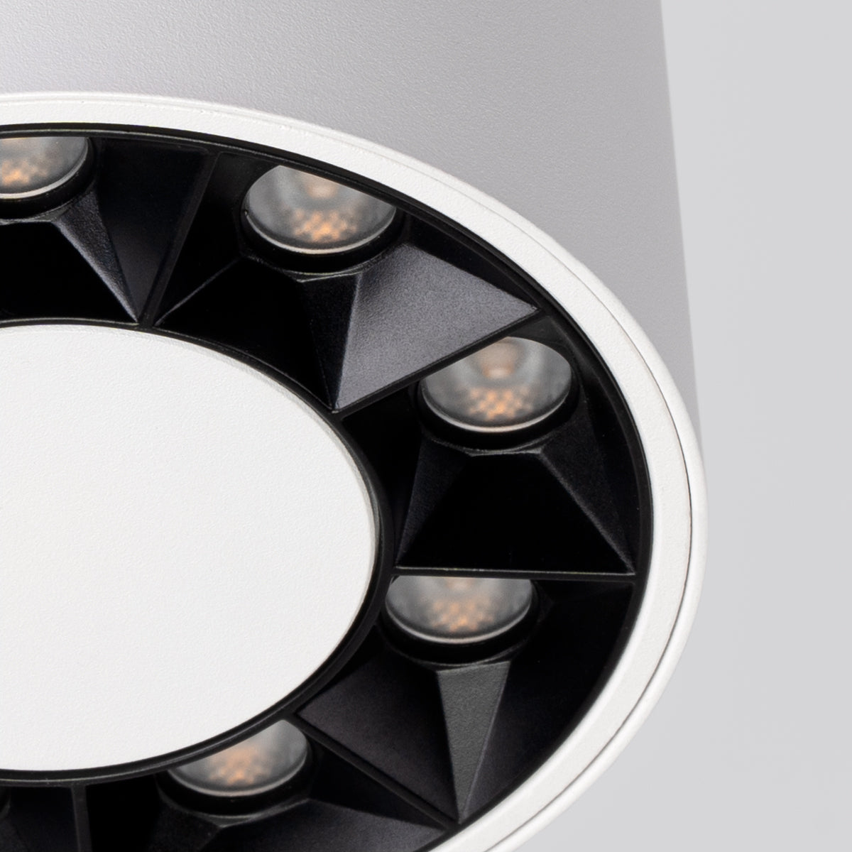 Weiße LED-Deckenleuchte mit mehreren Lichtern