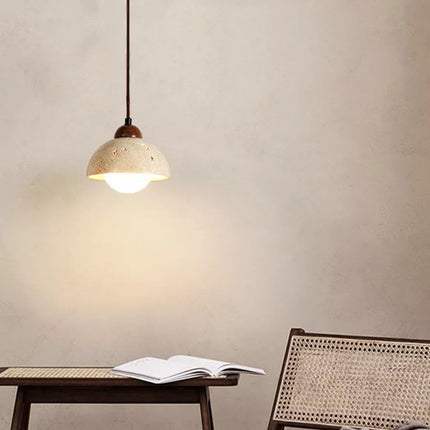 Minimalistische Pendelleuchte aus Travertinstein