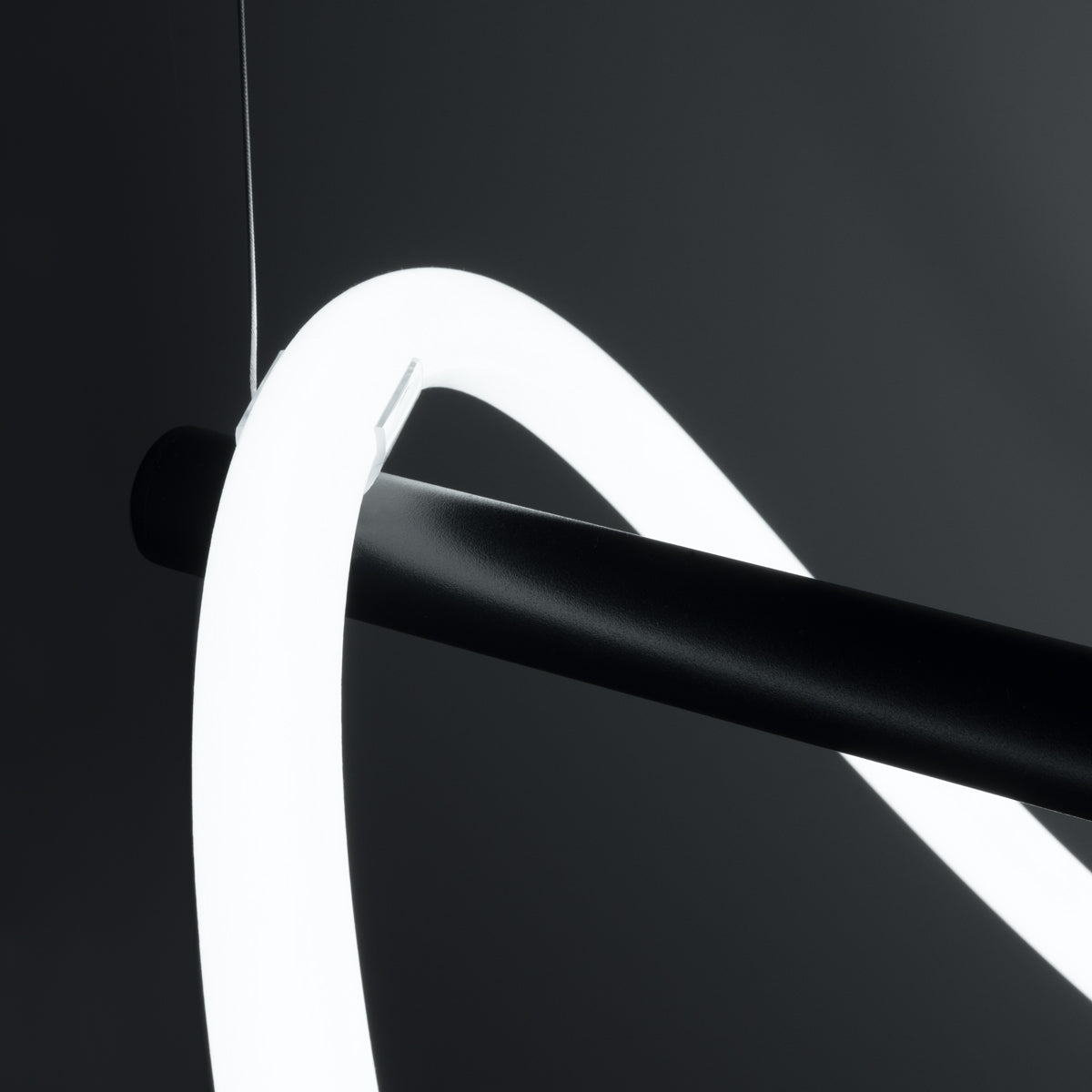 Suspension Tube Réglable à Distance 84 noir LED 2700-6500K