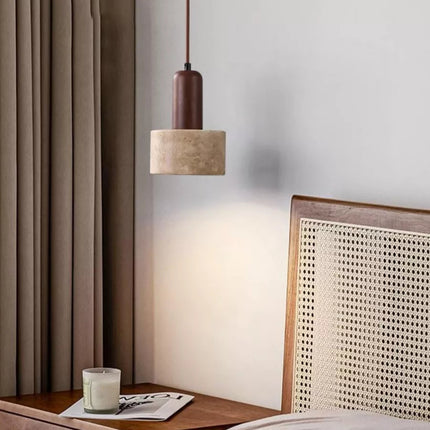 Minimalistische Pendelleuchte aus Travertinstein