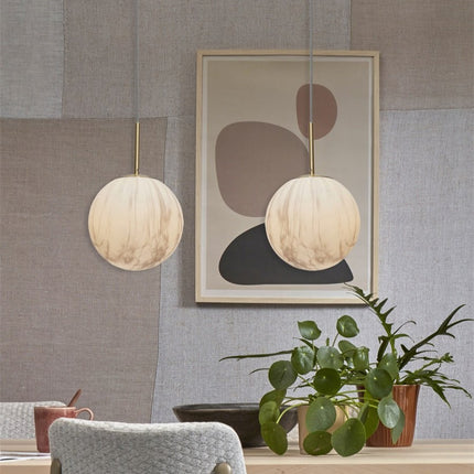 Lámpara colgante de mármol de oro blanco con forma de globo de Carrara