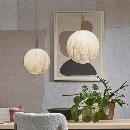 Lámpara colgante de mármol de oro blanco con forma de globo de Carrara