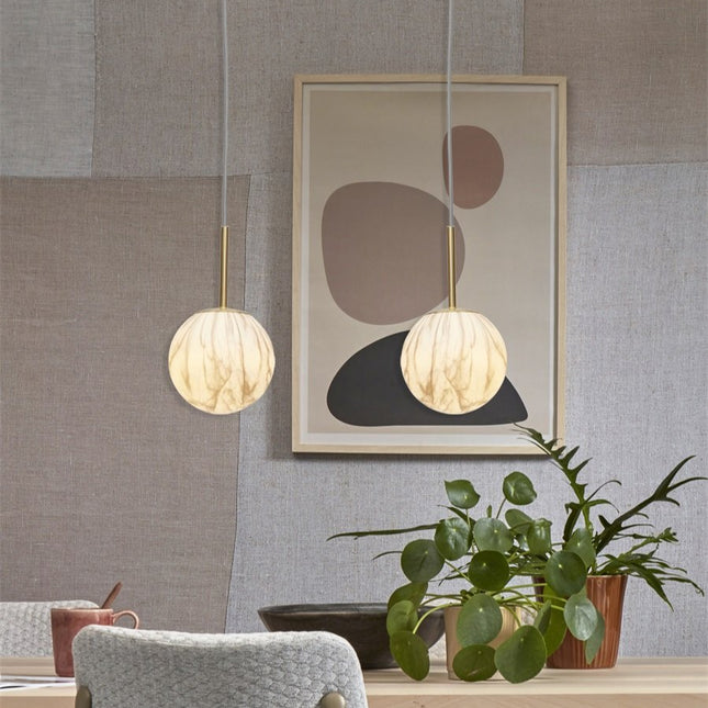 Pendelleuchte aus Carrara-Marmor in Goldkugelform, S