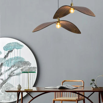 Lámpara colgante moderna de madera con sombrero tallado