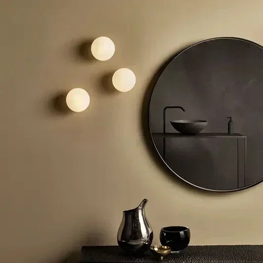 Moderne Wandleuchte aus weißem Glas
