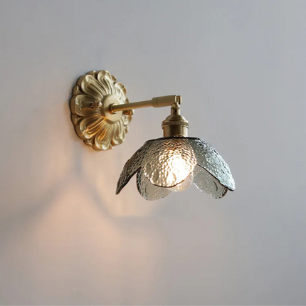 Verstellbare Wandleuchte mit Glasblumenmotiv