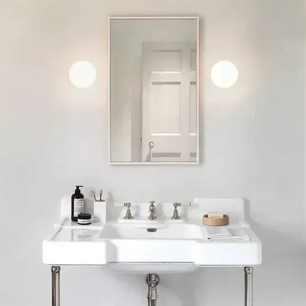 Moderne Wandleuchte aus weißem Glas