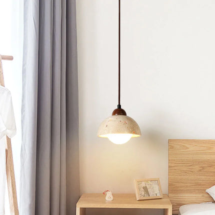 Minimalistische Pendelleuchte aus Travertinstein