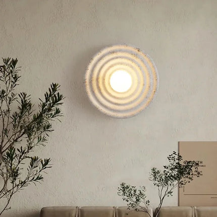 Applique murale beige en céramique avec ampoule LED intégrée, parfaite pour les espaces modernes