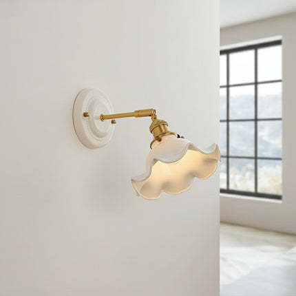 Aplique de cerámica blanca y cobre dorado