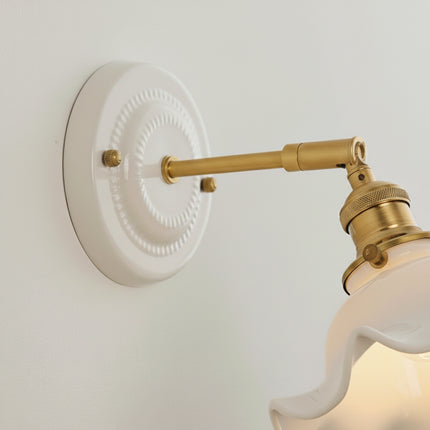 Aplique de cerámica blanca y cobre dorado