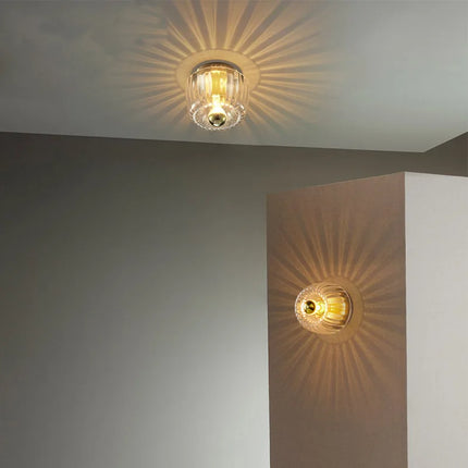 Applique murale dorée et moderne en verre, parfaite pour la salle de bain et la cuisine.