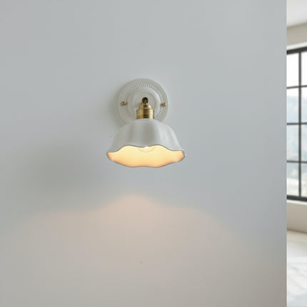 Verstellbare Lampe aus weißer Keramik und Kupfer