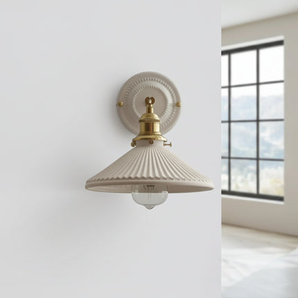 Aplique de pared ajustable de cerámica blanca y cobre dorado
