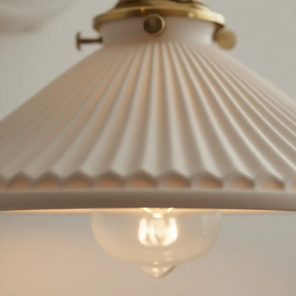 Aplique de pared ajustable de cerámica blanca y cobre dorado