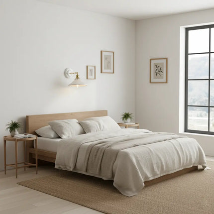 Aplique de pared ajustable de cerámica blanca y cobre dorado