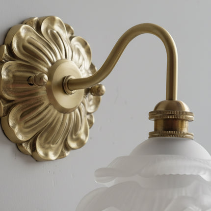 Aplique de pared con flores delicadas en cobre y cristal
