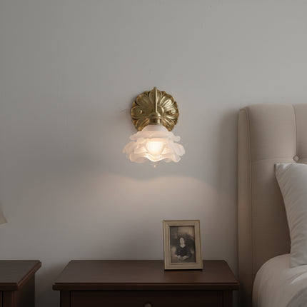 Aplique de pared con flores delicadas en cobre y cristal