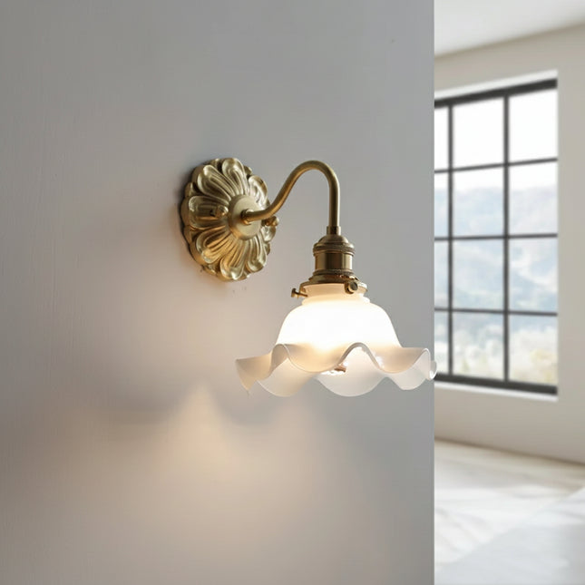 Aplique de pared con flores onduladas de cobre y vidrio