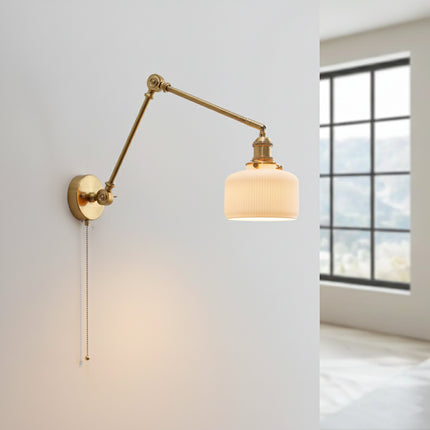 Wandleuchte aus Messing und Glas mit langem Arm