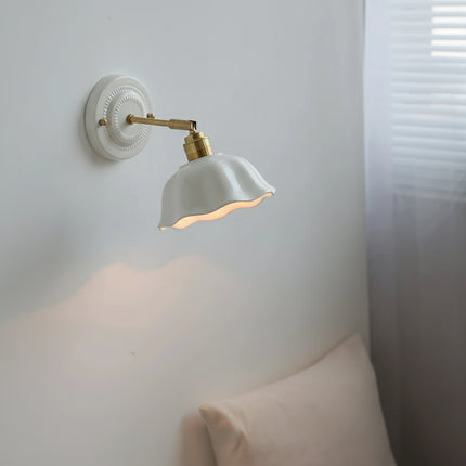 Verstellbare Lampe aus weißer Keramik und Kupfer