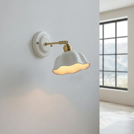 Verstellbare Lampe aus weißer Keramik und Kupfer