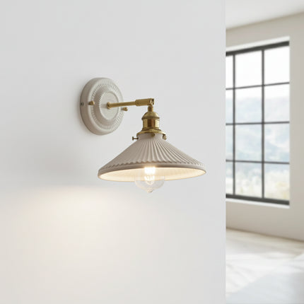 Aplique de pared ajustable de cerámica blanca y cobre dorado