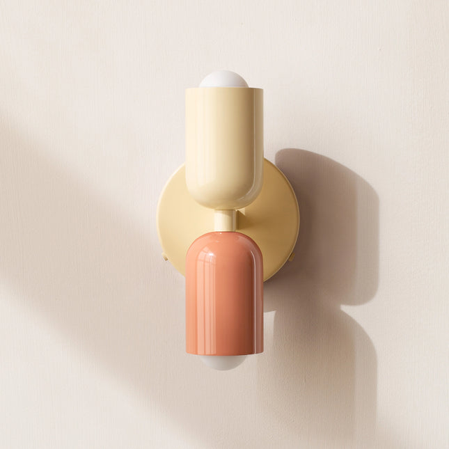 Applique murale scandinave colorée avec ampoules LED, un design minimaliste et moderne pour tout intérieur.