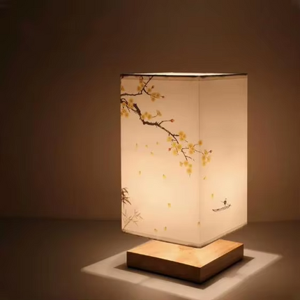 Lampe aus Holz und Stoff im chinesischen Stil