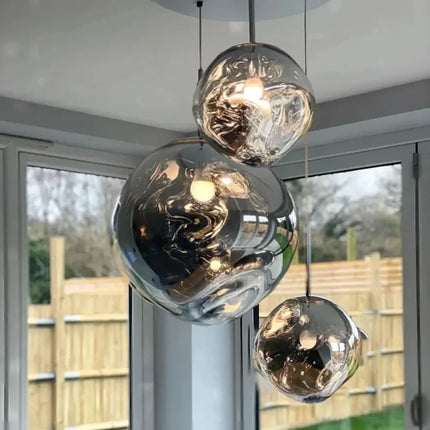 Lampe suspendue créative en forme de bulle, coloris argent, ajoutant une touche de modernité à l'intérieur.