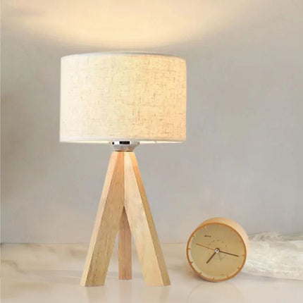 Lámpara de mesa de madera con pantalla de tela