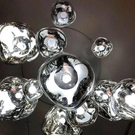 Suspension LED en forme de bulle, finition gris fumé, apportant une lumière douce et contemporaine.