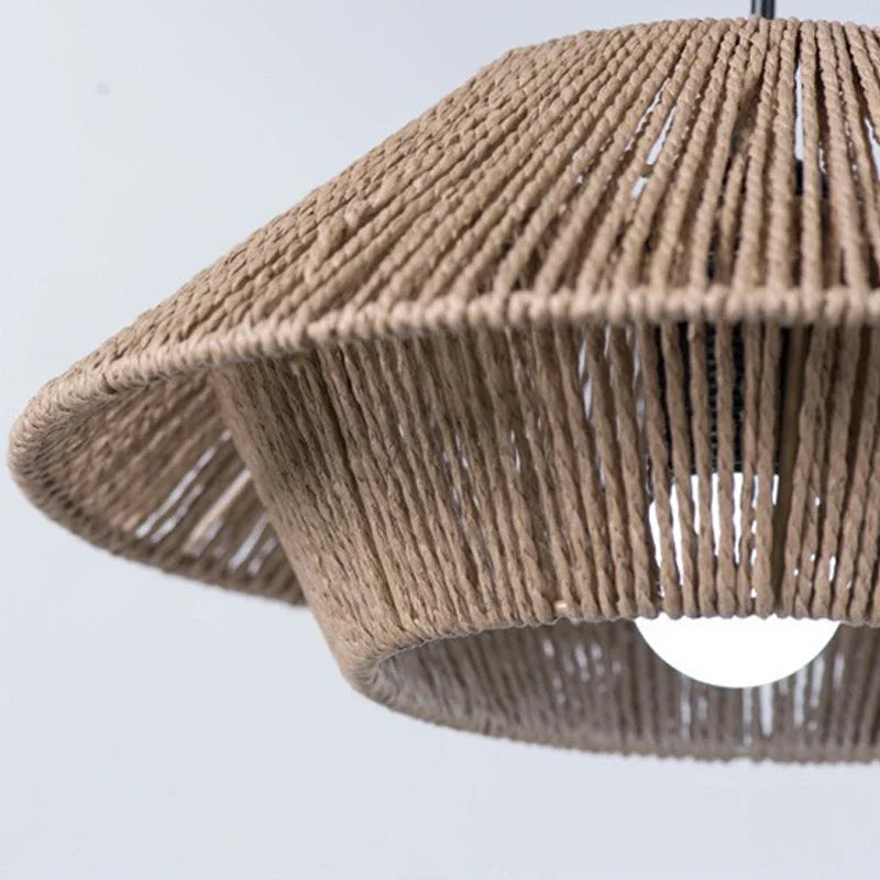 Suspension LED en corde avec design japonais minimaliste.