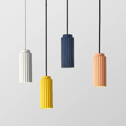 Suspension moderne multicolore avec cordon ajustable, idéale pour salon ou chambre.