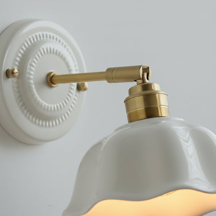 Verstellbare Lampe aus weißer Keramik und Kupfer