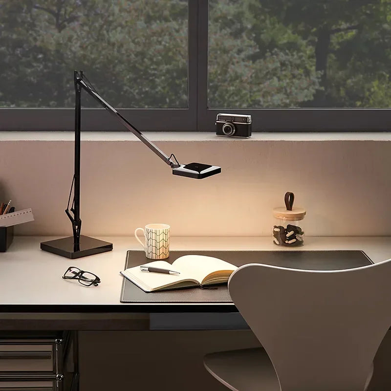 Lampe de bureau LED italienne réglable sur un plan de travail