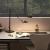 Lampe de bureau LED italienne réglable sur un plan de travail