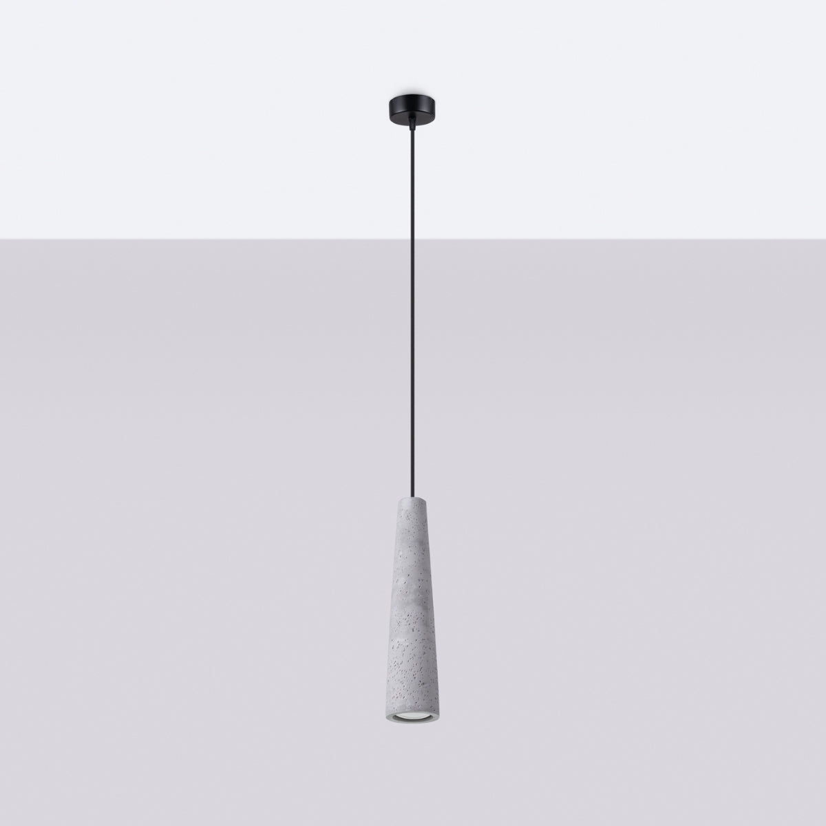 Suspension en béton allumée dans un intérieur moderne