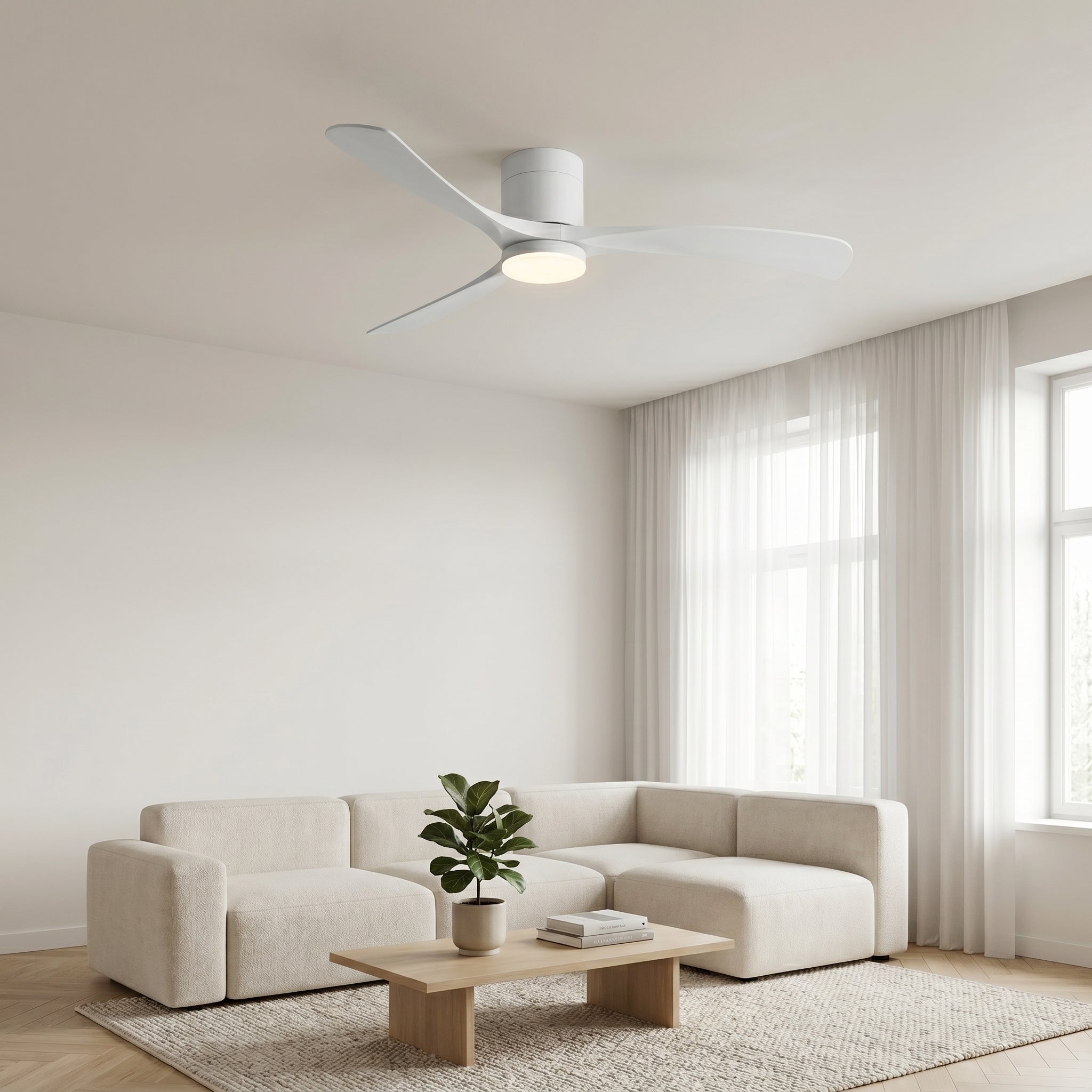 Ventilateur de plafond silencieux blanc dans un salon lumineux