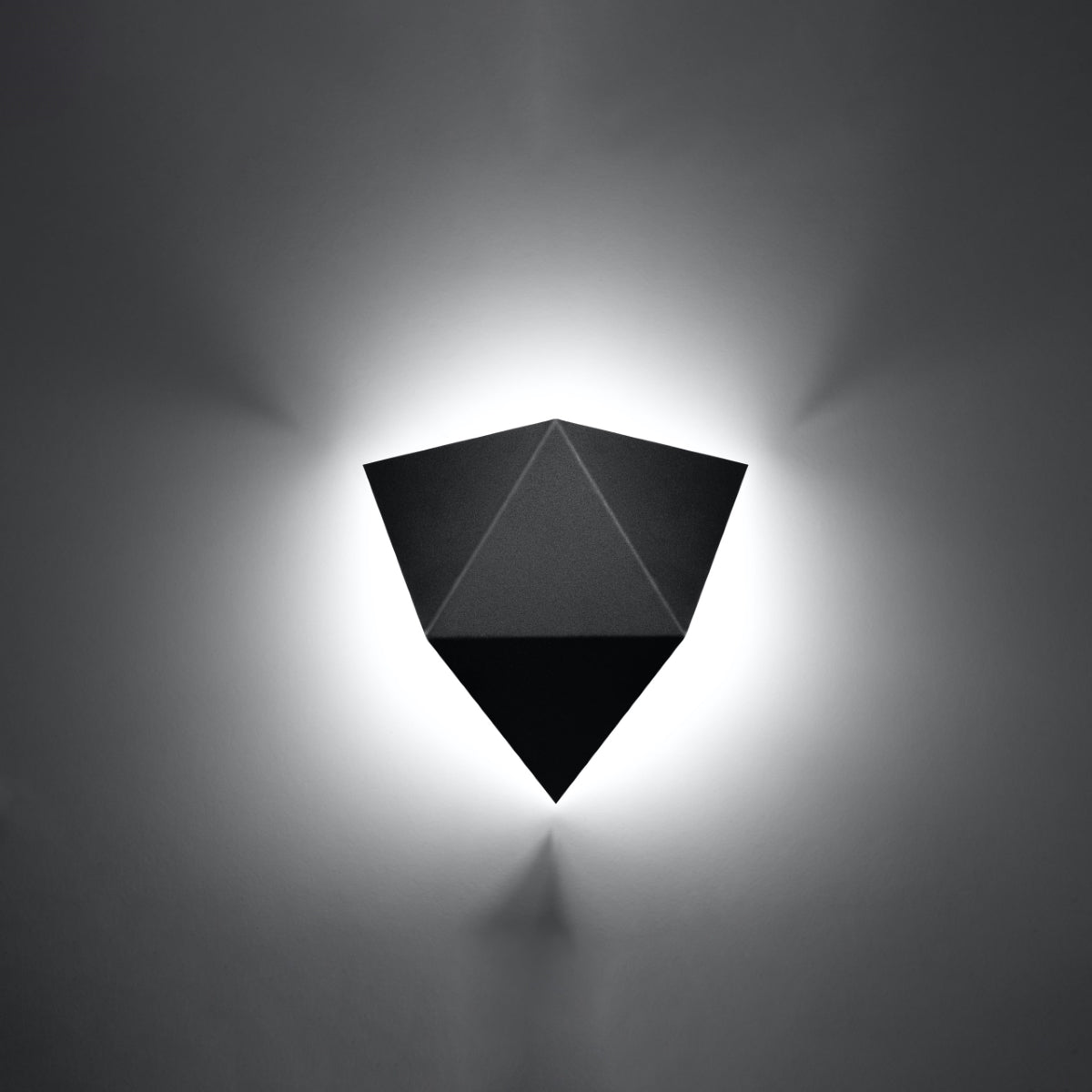 Geometrische Wandlampe mit schwarzem Dreieck