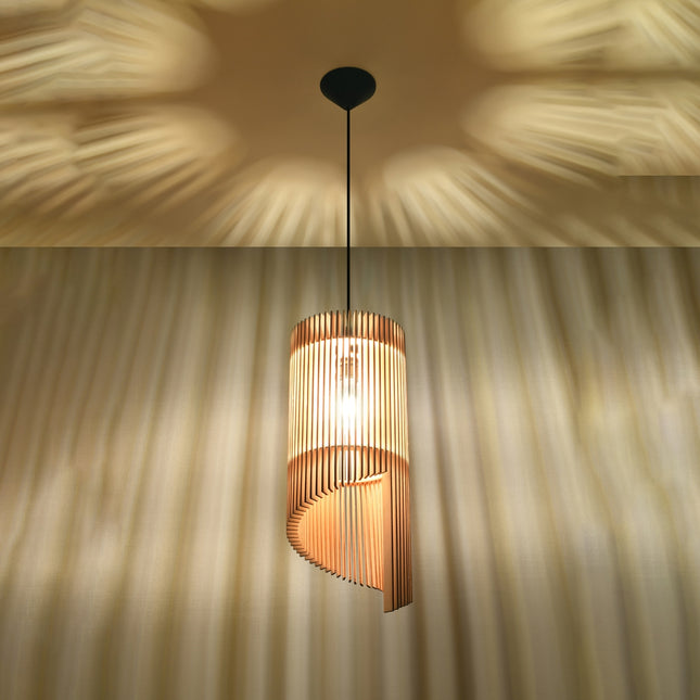 Spiral-Pendelleuchte aus Holz