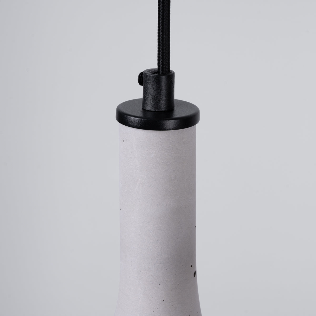 Minimalistische Pendelleuchte Cone 2 aus Beton