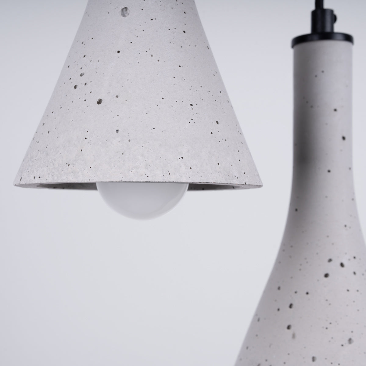 Minimalistische Pendelleuchte Cone 3P aus Beton