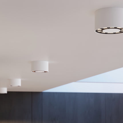 Weiße LED-Deckenleuchte mit mehreren Lichtern