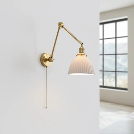 Aplique de pared vintage de latón con pantalla de cerámica abovedada