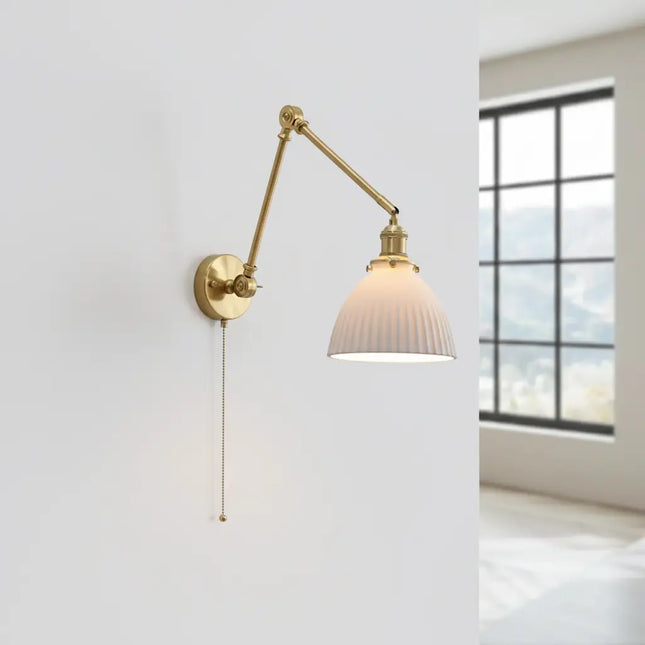 Aplique de pared vintage de latón con pantalla de cerámica abovedada