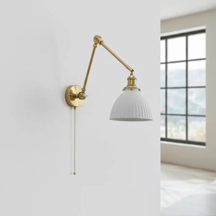 Aplique de pared vintage de latón con pantalla de cerámica abovedada